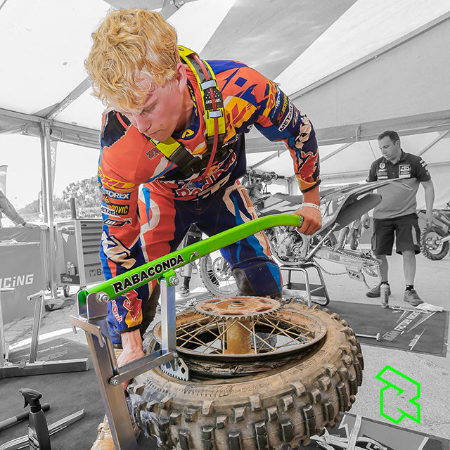 Rabaconda rider Nathan Watson Tyre change